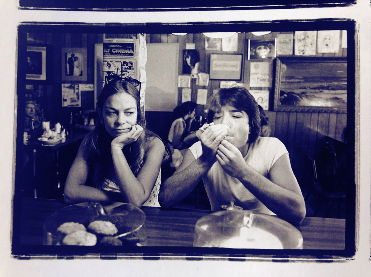 Rickie Lee Jones and Chuck E. Weiss at Duke's Coffee Shop, 1979. Photo: Annie Leibovitz.